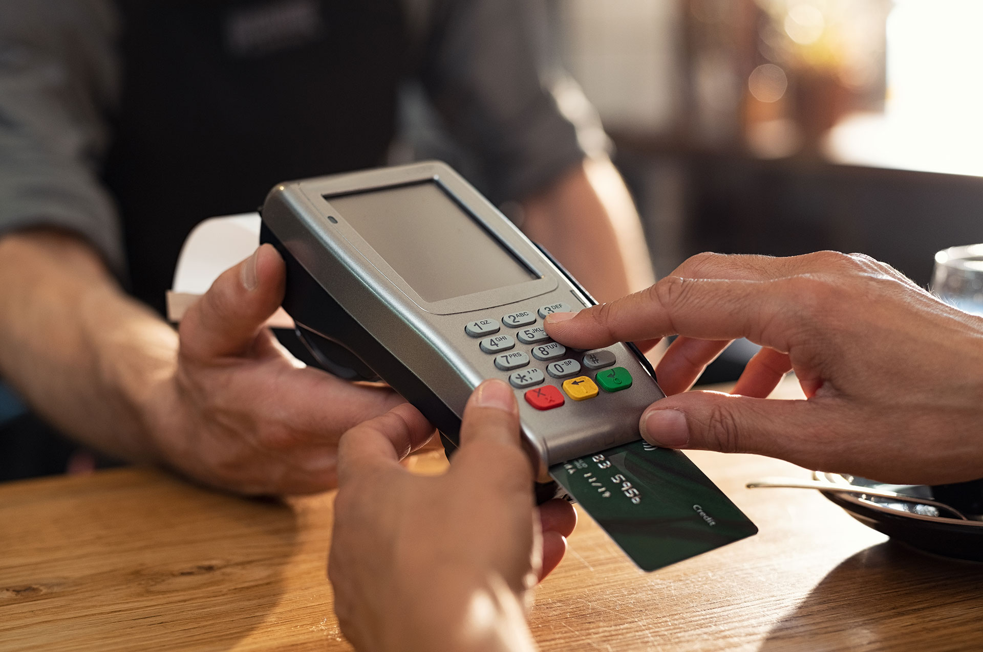 Ativação de pagamentos de taxas e emolumentos consulares com cartão de débito